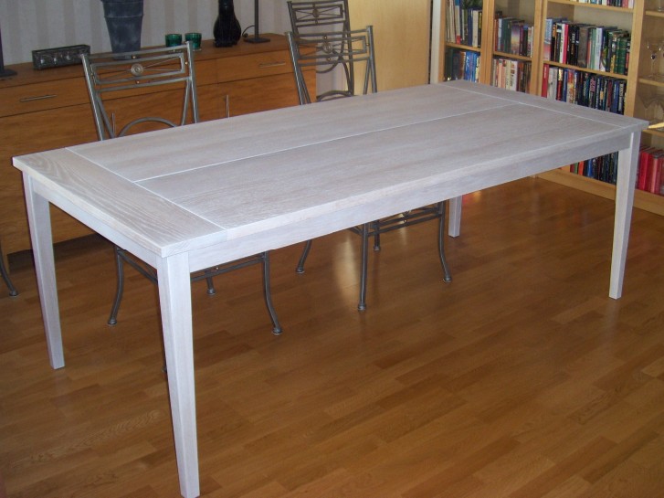 Matbord i vitlaserad ek